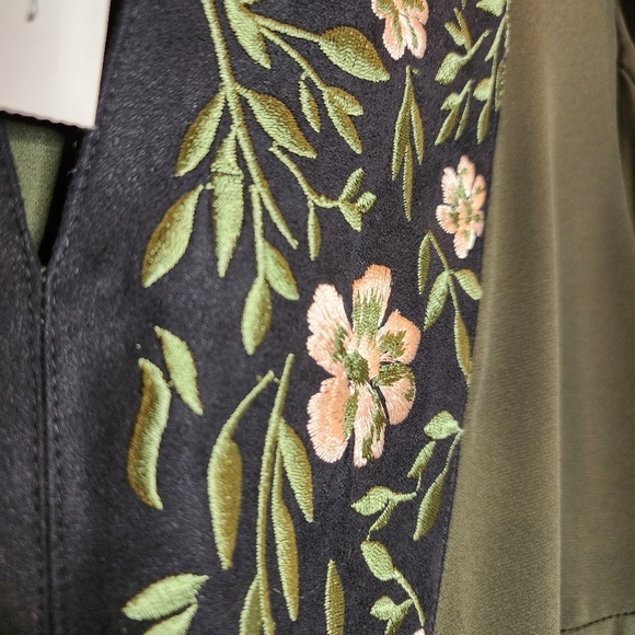 NWT style & co green floral embroidered flare sleeve blouse. Women's size 1X. - Picture 2 of 16